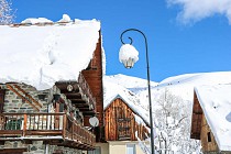 Saint Sorlin d'Arves - chalets bedekt met sneeuw in de bergen